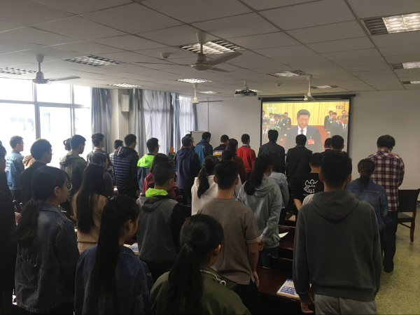 1508468235119020320.png bat365中文官方网站师生集中观看第十九次全国代表大会开幕式2.png