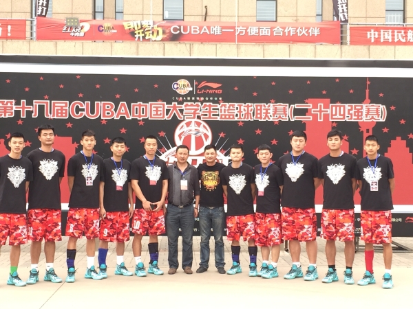 CUBA全国总决赛bat365中文官方网站领导和篮球队合影.jpg